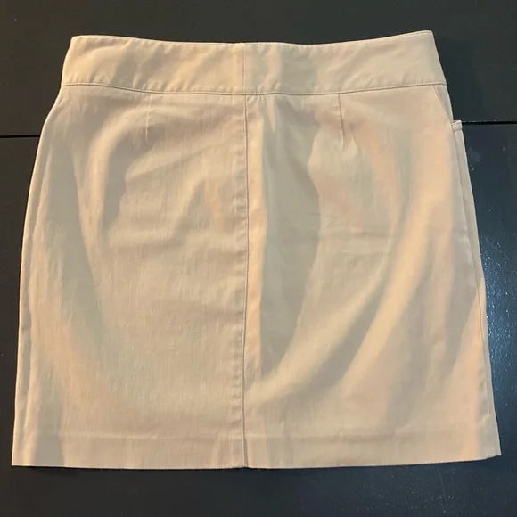 Banana Republic Factory Khaki skirt, size 4. 🍁 A must have for every wardrobe! - Picture 2 of 6